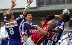 Danmarks anfører Tonje Kjærgaard blev holdt i et jerngreb af det franske forsvar i VM-kvartfinalen i 1999, hvor franskmændenes store fysik kom til at spille en afgørende rolle. Foto: Lars Poulsen