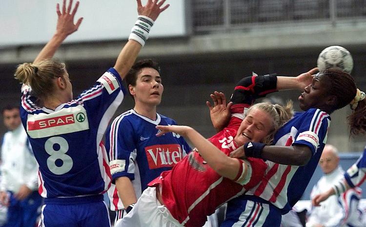 Danmarks anfører Tonje Kjærgaard blev holdt i et jerngreb af det franske forsvar i VM-kvartfinalen i 1999, hvor franskmændenes store fysik kom til at spille en afgørende rolle. Foto: Lars Poulsen