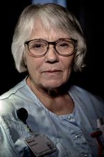 Sygeplejerske Karen Eck arbejder her på Hjørring sygehus. Hun gik pludselig på pension, da hendes mand blev dødeligt syg. Efter mandens død er hun vendt tilbage til arbejdsmarkedet »for at afslutte sit arbejdsliv på en ordentlig måde«. Foto: Martin Lehmann