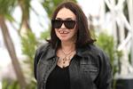 Her ses Béatrice Dalle i Cannes i 2019. Som altid i sort tøj og i modsætning til mange jævnaldrende skuespillere helt uden at have fået korrigeret ansigtet i takt med alderen. »Jeg er den, jeg er. Jeg skal ikke nyde noget af den ballade«, har hun sagt til GQ Magazine. Nu fylder hun 60.  Foto: Vianney Le Caer/Ritzau Scanpix