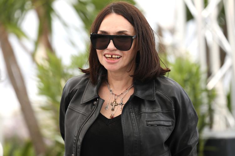 Her ses Béatrice Dalle i Cannes i 2019. Som altid i sort tøj og i modsætning til mange jævnaldrende skuespillere helt uden at have fået korrigeret ansigtet i takt med alderen. »Jeg er den, jeg er. Jeg skal ikke nyde noget af den ballade«, har hun sagt til GQ Magazine. Nu fylder hun 60.  Foto: Vianney Le Caer/Ritzau Scanpix