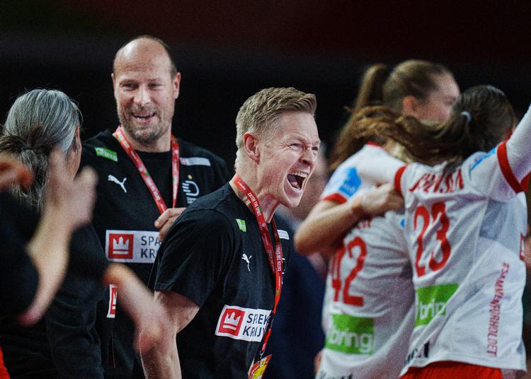 Forløsningen hos landstræner Jesper Jensen og assisterende landstræner Lars Jørgensen (i baggrunden) var stor, da slutfløjtet lød. Foto: Liselotte Sabroe/Ritzau Scanpix