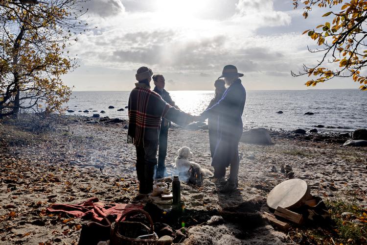 Gør som de her fire kvinder og marker denne uge årets korteste dag med et ritual for at træde ind i en ny æra. Foto: Martin Lehmann