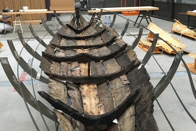 Gislingebåden er bygget af egetræ og 7,7 meter lang og 1,5 meter bred. Foto: Nationalmuseet