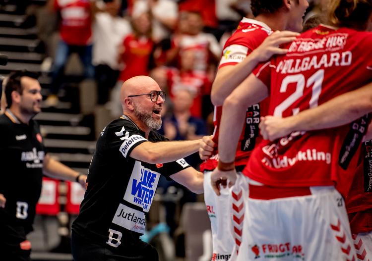 Stefan Madsen har stået i spidsen for Aalborg  Håndbold. Nu flytter han til Paris sammen med Henrik Møllgaard, som man lige kan ane med nummer 21. Foto: René Schütze/Fotograf René Schütze