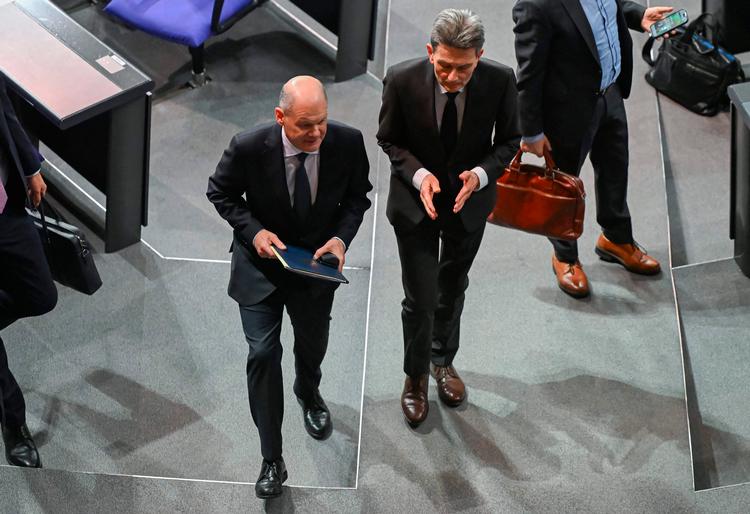 Olaf Scholz under dagens debat i parlamentsbygningen i Berlin sammen med lederen af SPD's parlementsgruppe, Rolf Muetzenich. Foto: Ralf Hirschberger/Ritzau Scanpix
