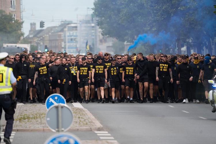 Da Brøndby gæstede Parken i september i år, troppede hundredvis af klubbens fans op i sorte T-shirts, hvor der stod ’Spark og slå på FCK’. Samme budskab råbte de, mens de gik gennem Østerbro. Efter kampen opstod der  voldelige optøjer. Foto: Anthon Unger