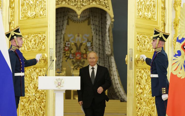 Små tre års krig i Ukraine har forvandlet illusionen om en fjern lynkrig til en opslidningskrig, der nu også rammer den militære elite omkring Vladimir Putin. Foto: Sergei Karpukhin/Ritzau Scanpix