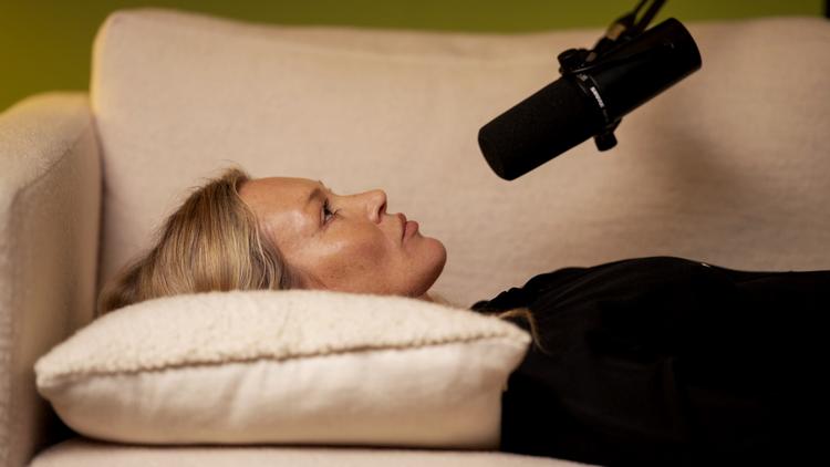 Gæsterne i Bella Freuds podcast stoler på hendes hensigt - det tillader ægte øjeblikke af intimitet at opstå. Foto: Stephen Pook