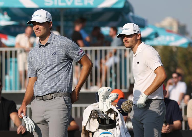 Efter deltagelsen i Dubai Desert Classic næste år i januar tager Rasmus (tv.) og Nicolai Højgaard (th.) til USA for at spille på den amerikanske PGA Tour. Foto: Ali Haider/Ritzau Scanpix