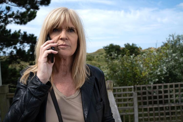 SIobhan Finneran spiller hovedrollen som kriminalinspektøren Liz Nyler, hvis privatliv kommer gevaldigt i klemme. Foto: BBC