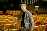 Christoph Gedschold har dirigeret Copenhagen Phil siden 2023 og blev sidste år orkestrets nye chefdirigent.  Her er han fotograferet i forbindelse med prøverne til en koncert i Tivolis Koncertsal. Foto: Nichlas Pollier