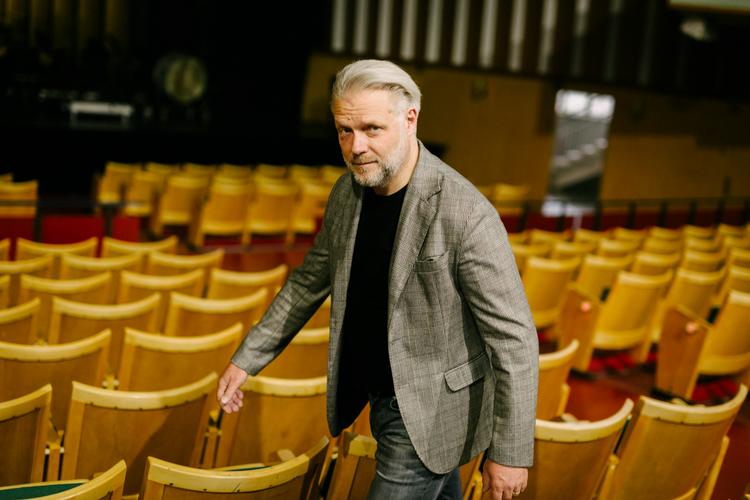 Christoph Gedschold har dirigeret Copenhagen Phil siden 2023 og blev sidste år orkestrets nye chefdirigent.  Her er han fotograferet i forbindelse med prøverne til en koncert i Tivolis Koncertsal. Foto: Nichlas Pollier