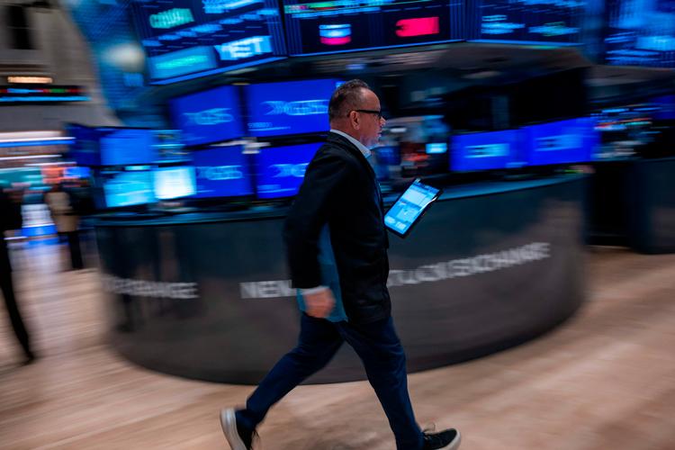Stemingen var god på børsen i New York med stigende aktiekurser forud for rentemødet i centralbanken. Bagefter faldt kurserne markant, efter at banken sænkede udsigten til antallet af rentenedsættelser næste år.  Foto: Spencer Platt/Ritzau Scanpix