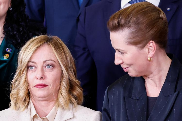 Mette Frederiksen sammen med sin italienske kollega, Giorgia Meloni, i Bruxelles tidligere i dag.  Foto: Johanna Geron/Ritzau Scanpix