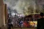 Da redningspersonale ankom til stedet, formåede det at redde syv personer ud af den brændende bygning. Heraf er to blevet bragt til hospitalet for at blive behandlet for deres skader. Foto: Str/Ritzau Scanpix