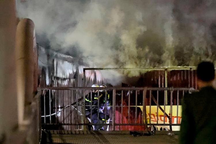 Da redningspersonale ankom til stedet, formåede det at redde syv personer ud af den brændende bygning. Heraf er to blevet bragt til hospitalet for at blive behandlet for deres skader. Foto: Str/Ritzau Scanpix