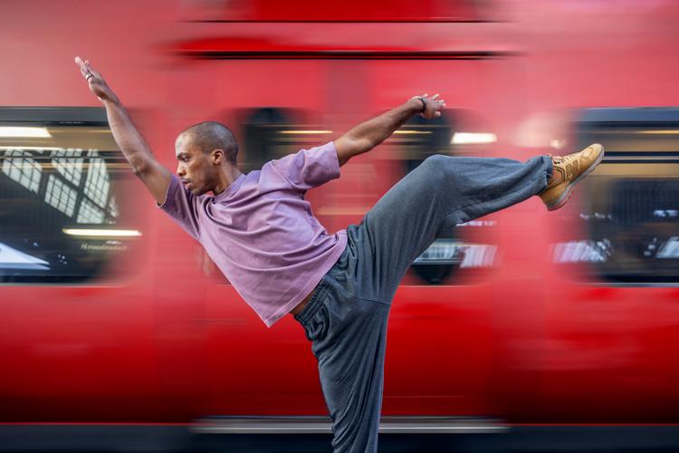 Danser Carlos Luis Blanco Ramos fotograferet på Hovedbanegården. Foto: Nicolai West