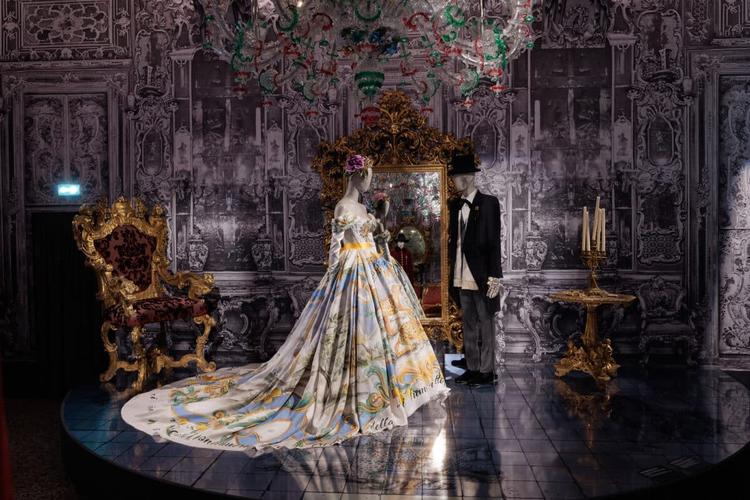 Italiens historie, skrædderi og sublime materialer blandes sammen i udstillingen om Dolce &amp; Gabbana, som vises denne vinter i Paris.  Foto: Dolce&Gabbana / Grand Palais
