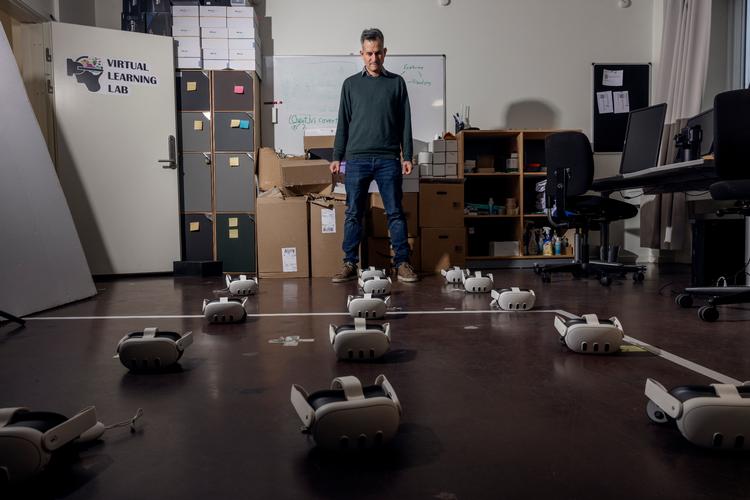 Teknologi har det med at snige sig ind på os, siger professor Guido Makransky, der blandt andet bruger virtual reality i sin forskning. Foto: Nicolai West