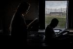 Mimi Steffensen Evers er jurastuderende på SDU og gennemgå her juratekster sammen med en af de indsatte studerende i fængslet i Søbysøgård.    Foto: Martin Lehmann
