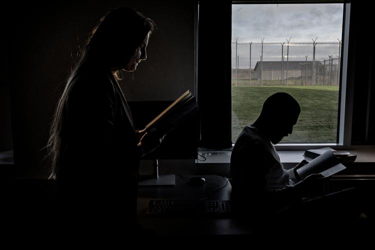 Mimi Steffensen Evers er jurastuderende på SDU og gennemgå her juratekster sammen med en af de indsatte studerende i fængslet i Søbysøgård.    Foto: Martin Lehmann