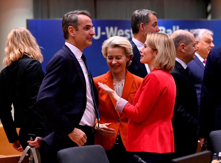 Det er en fordel for Europa, at Washington ser EU-kommissionsformand Ursula von der Leyen (i midten) og EU-udenrigschef Kaja Kallas (til højre) som høge, når det gælder Kina. Ellers er der ifølge Georg Riekeles farefuldt farvand forude for Europa. Foto: John Thys/Ritzau Scanpix