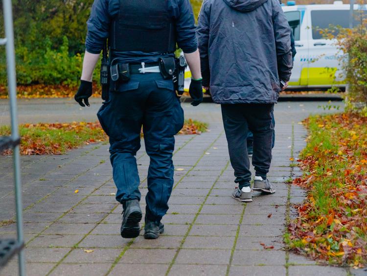 Politiet rykker ud til flere og flere sager med psykisk sårbare borgere. Her går en betjent fra Midt- og Vestsjællands politi med en borger, som skal indlægges på en psykiatrisk afdeling. Foto: Anders Holst Pedersen