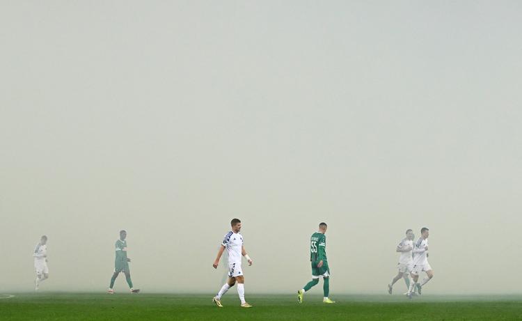 I dele af Conference League-kampen mellem Rapid Wien og FC København lå der tyk røg over banen - blandt andet fordi FCK-fans havde fyret ulovligt fyrværkeri af og kastet romerlys ind på banen. Foto: Elisabeth Mandl/Ritzau Scanpix
