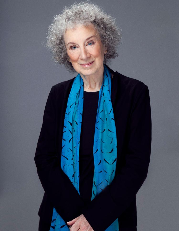 Margaret Atwood udgav i 1985 ’Tjenerindens fortælling’, som omgående opnåede bestsellerstatus. I 2017 blev romanen igen populær, da den dannede grundlag for tv-serien ’Handmaid’s Tale’. Foto: Jean Malek/Lindhardt og Ringhof