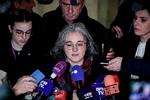 Gaelle Paty, der er søster til den dræbte lærer Samuel Paty, taler med pressen efter fredagens dom til otte personer, der blev idømt fængselsstraf for deres medvirken. Drabsmanden blev dræbt af politiet på gerningsstedet i 2020. Foto: Stephane De Sakutin/Ritzau Scanpix