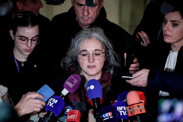 Gaelle Paty, der er søster til den dræbte lærer Samuel Paty, taler med pressen efter fredagens dom til otte personer, der blev idømt fængselsstraf for deres medvirken. Drabsmanden blev dræbt af politiet på gerningsstedet i 2020. Foto: Stephane De Sakutin/Ritzau Scanpix