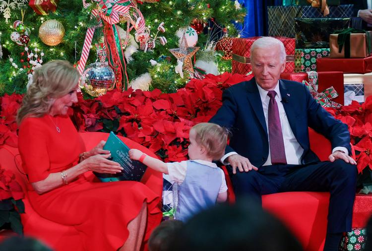 USA's præsident, Joe Biden, besøgte fredag et børnehospital i Washington, D.C., hvor han læste højt for børnene sammen med førstedame Jill Biden. Foto: Leah Millis/Ritzau Scanpix
