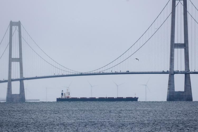 'Yi Peng 3' fotograferet 19. november, hvor de sejlede under Storebæltsbroen.  Foto: Yoruk Isik/Ritzau Scanpix