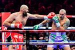Sværvægtsbokserne Tyson Fury (i rødt) og Oleksandr Usyk (i blåt) mødtes i en gentagelse af VM-kampen i maj. Ligesom sidst fandt kampen sted i Riyadh, og igen vandt ukrainske Usyk. Foto: -/Ritzau Scanpix