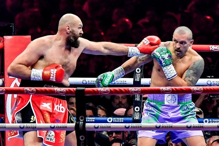Sværvægtsbokserne Tyson Fury (i rødt) og Oleksandr Usyk (i blåt) mødtes i en gentagelse af VM-kampen i maj. Ligesom sidst fandt kampen sted i Riyadh, og igen vandt ukrainske Usyk. Foto: -/Ritzau Scanpix
