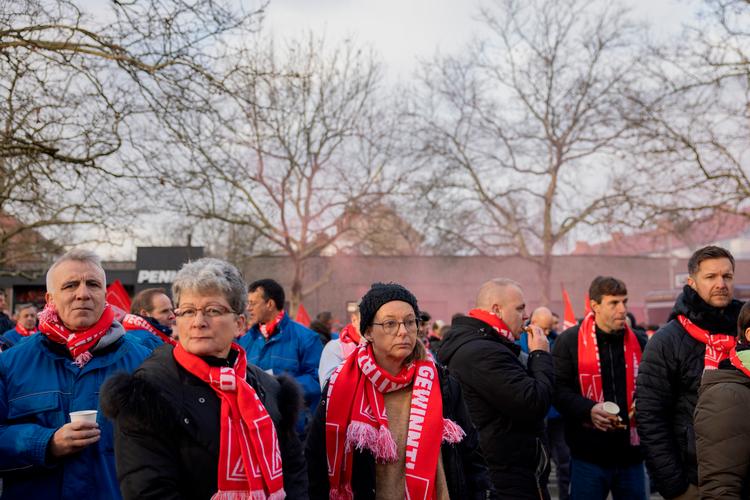 I løbet af december strejkede de ansatte ved Volkswagen i to omgange. Her ses demonstranter i den nordtyske by Hannover, hvor Politiken mødte fabriksarbejdere, der var bekymrede for deres fremtid.   Foto: Lærke Berg-pedersen