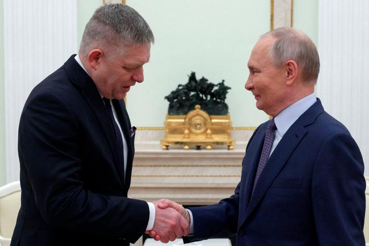 Ruslands præsident, Vladimir Putin, og den slovakiske premierminister, Robert Fico, mødtes søndag i Kreml.  Foto: Gavriil Grigorov/Ritzau Scanpix