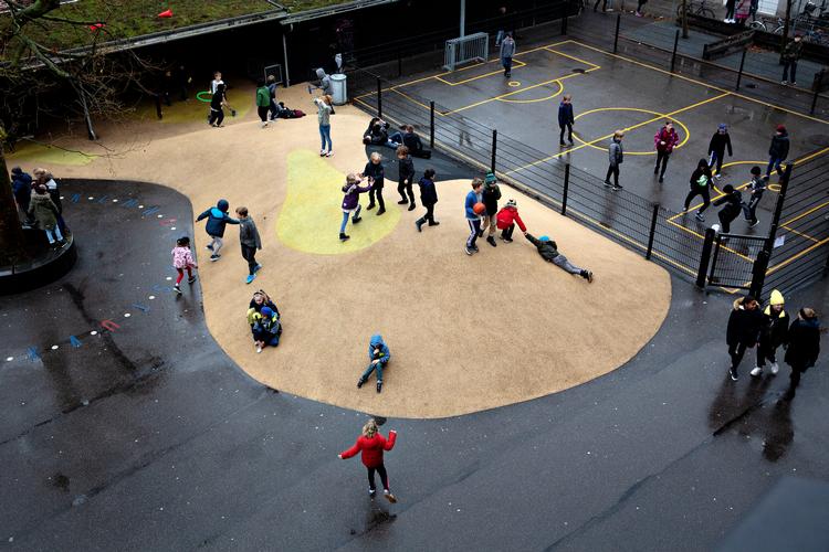 Vores distriktsskole var i øvrigt også vores datters valg, og hun var ikke på noget tidspunkt i tvivl. Hun synes nemlig, de har den bedste legeplads. Foto: Martin Lehmann