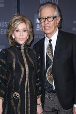 Den mangeårige hitmager Richard Perry (t.h.) stod bag blandt andet Carly Simons hit ’You’re So Vain’ og Rod Stewarts ’The Great American Songbook'. Her ses han med skuespiller og forfatter Jane Fonda. Foto: Rich Fury/Ritzau Scanpix