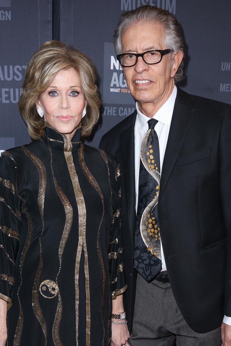 Den mangeårige hitmager Richard Perry (t.h.) stod bag blandt andet Carly Simons hit ’You’re So Vain’ og Rod Stewarts ’The Great American Songbook'. Her ses han med skuespiller og forfatter Jane Fonda. Foto: Rich Fury/Ritzau Scanpix