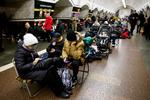 Flere ukrainere har søgt ly på metrostationer i hovedstaden Kyiv.  Foto: Thomas Peter/Ritzau Scanpix