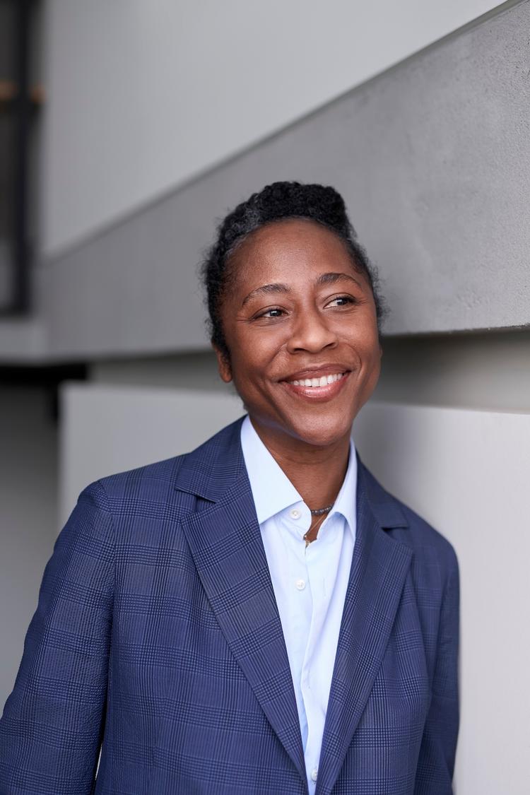 Naomi Beckwith fra Guggenheim i New York er kvinden, som skal redde Documenta efter skandaler. Ved sin præsentation sagde hun: »Jeg er ydmyg overfor tyngden af  ansvaret, men lige så spændt på at dele min research og mine ideer med denne historiske og generøse institution«. Foto: Nicolas Wefers