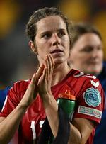 Sofie Junge Pedersen klapper ad de danske fans under EM i 2022. Foto: Dylan Martinez/Ritzau Scanpix