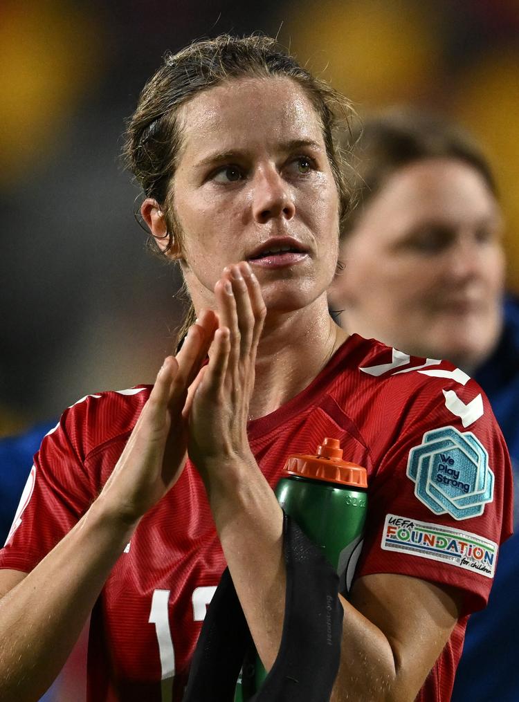 Sofie Junge Pedersen klapper ad de danske fans under EM i 2022. Foto: Dylan Martinez/Ritzau Scanpix