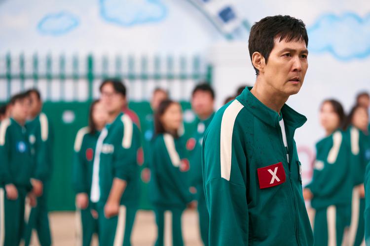 Det er alles kamp mod alle blandt de 456 gældsramte, der er rekrutteret til at kæmpe til døden i 'Squid Game 2'. 