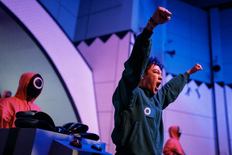 Der er stadig blodtørst i 'Squid Game's bolsjefarvede morderfabrik i sæson 2. Foto: Netflix