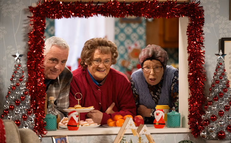 Brendan O’Carroll i midten i rollen som Agnes Brown – eller bare Mammy – i serien 'Mrs. Brown's Boys'. Foto: PR-foto BBC