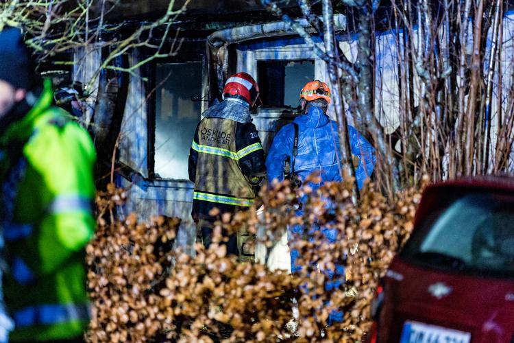Da politiet ankom var kolonihavehuset overtændt med ti meter høje flammer, og det blev besluttet også at evakuere eventuelle naboer. Foto: Steven Knap/Ritzau Scanpix