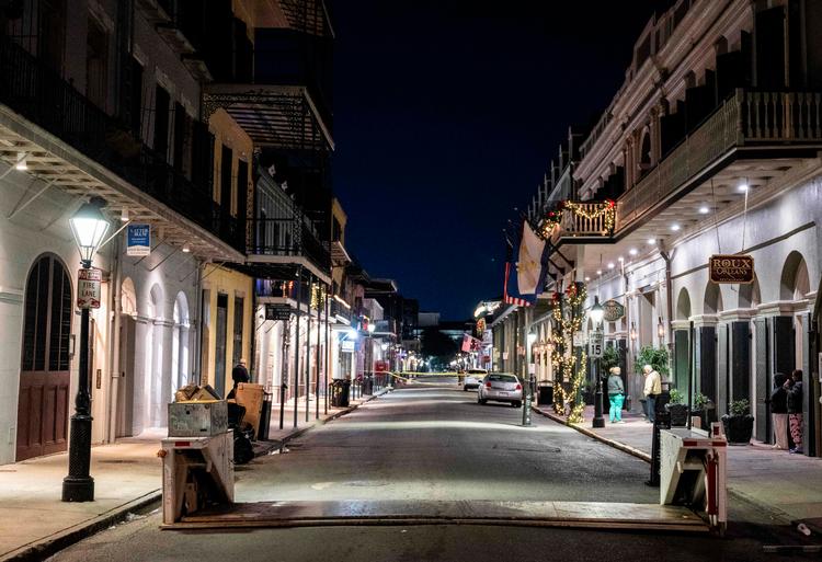 De stålsøjler, hvis formål var at forhindre køretøjer i at køre ind i et turistområde i New Orleans, var ved at blive udskiftet og var ikke i brug tidligt nytårsdag, da en mand kørte ind i en menneskemængde og dræbte mindst 15 personer og sårede yderligere omkring 30. Foto: Andrew Caballero-reynolds/Ritzau Scanpix